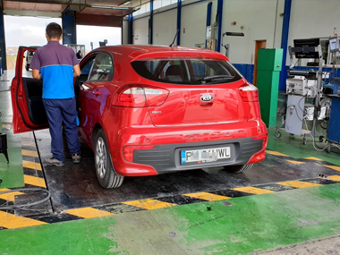 Kia Rio on weighscale at start of ITV import test Kia Rio at ITV station